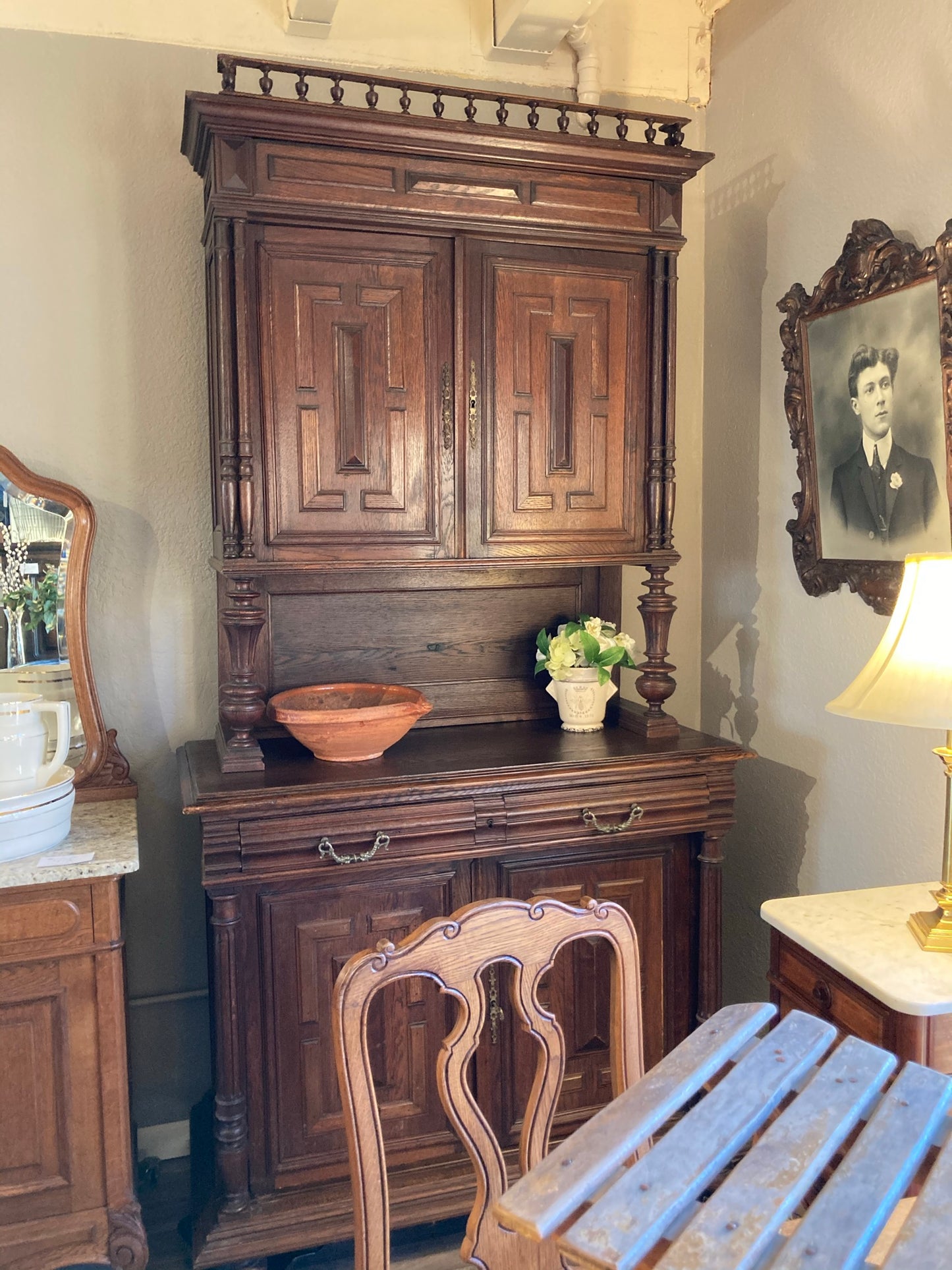Antique French Oak Hutch with Carved Details, Early 1900s
