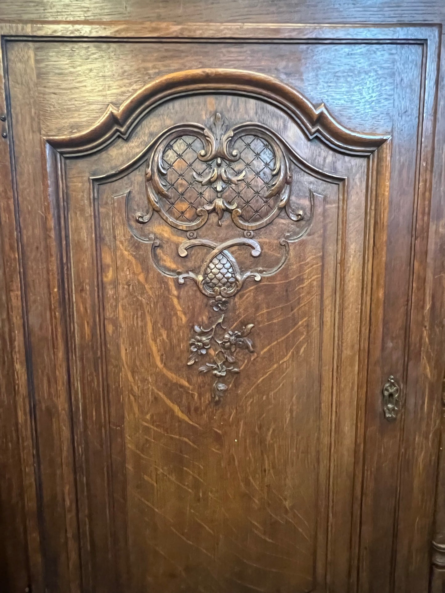 Antique French Oak Hutch with Clock & Carved Details, Early 1900s