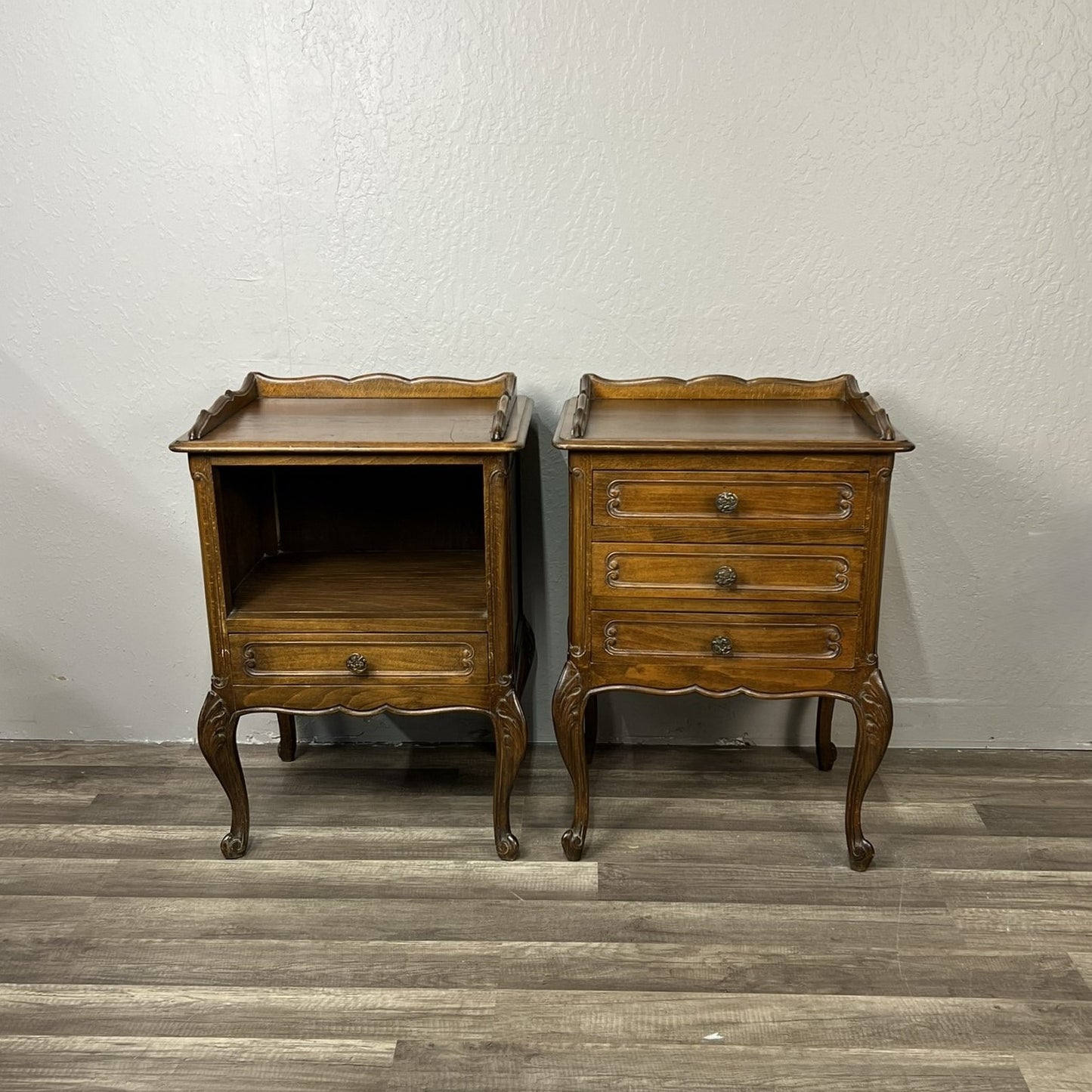 Pair of Vintage Belgian Oak Nightstands – Louis XV Style Bedside Tables with Drawers #526