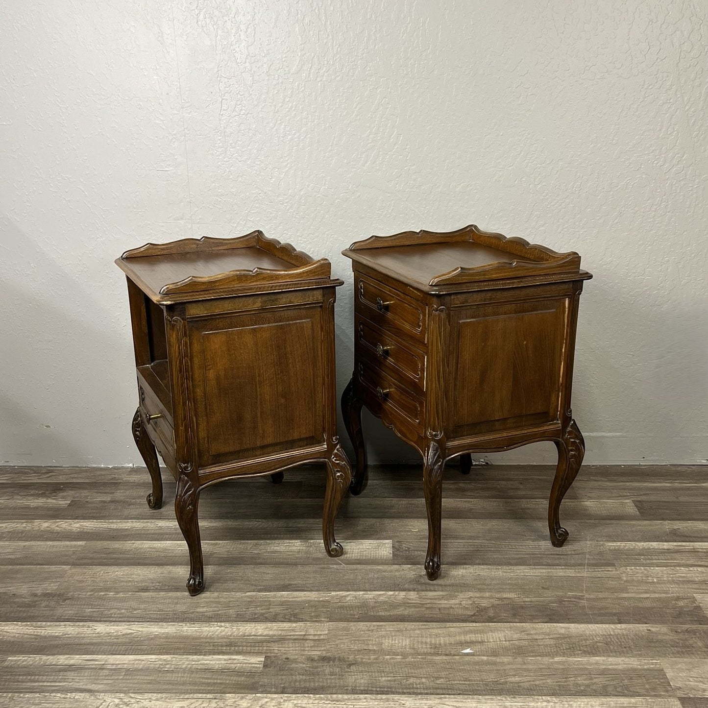Pair of Vintage Belgian Oak Nightstands – Louis XV Style Bedside Tables with Drawers #526