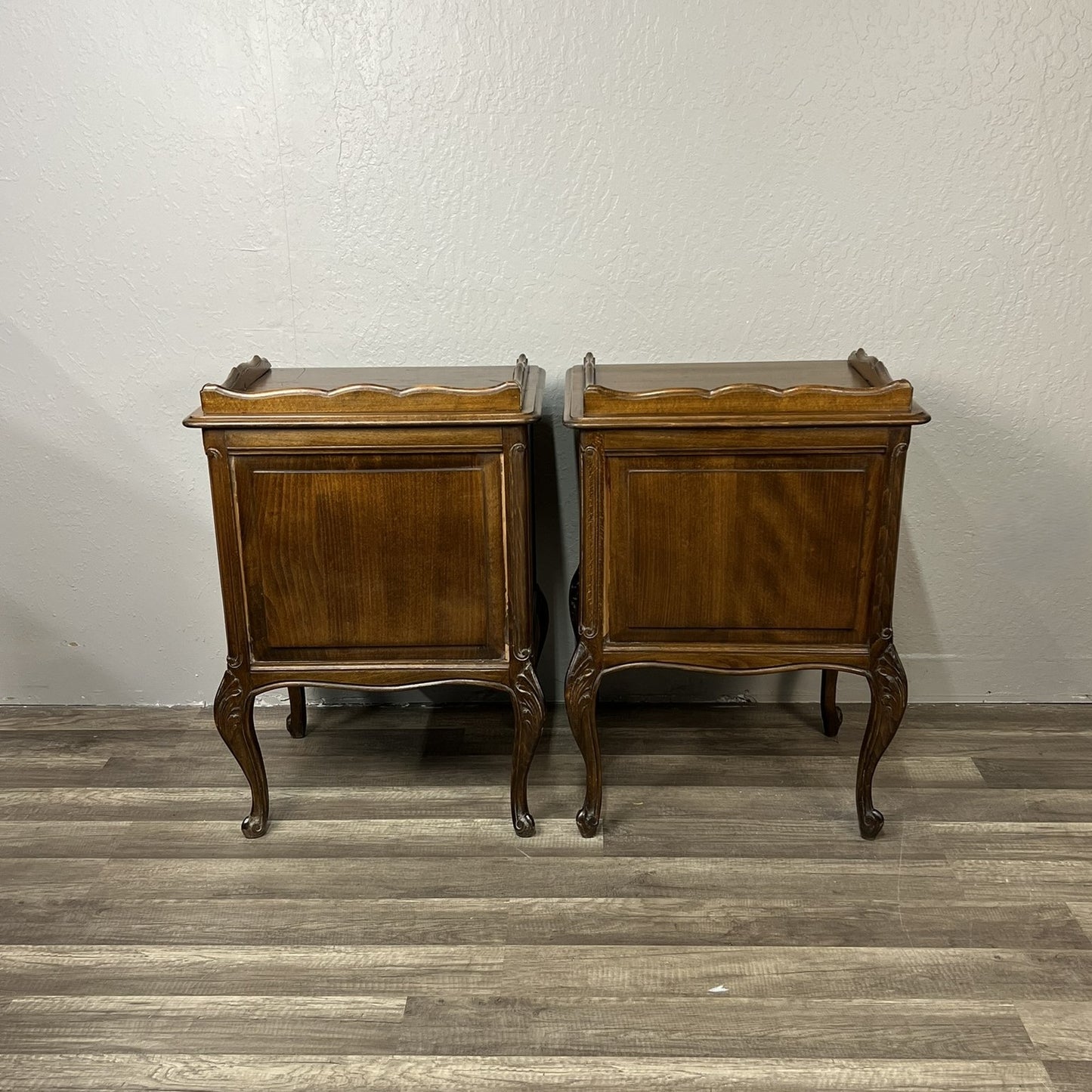 Pair of Vintage Belgian Oak Nightstands – Louis XV Style Bedside Tables with Drawers #526