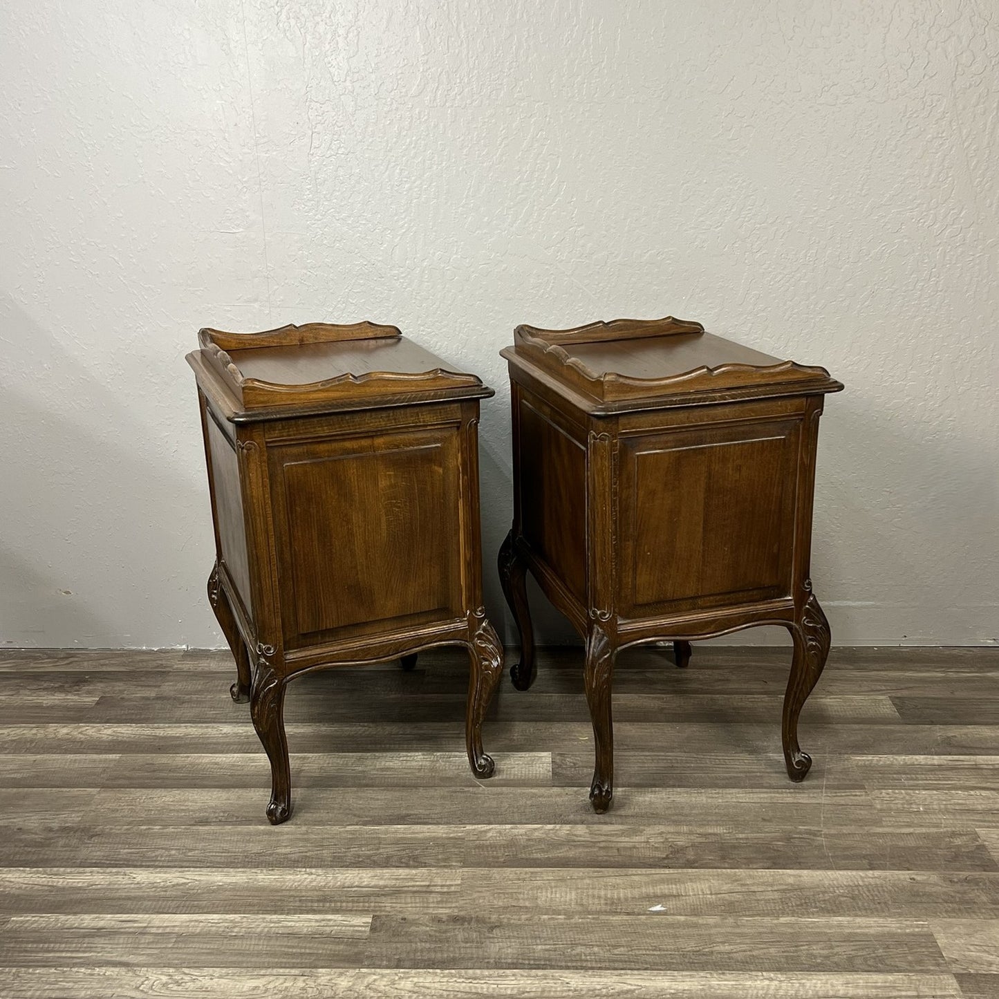 Pair of Vintage Belgian Oak Nightstands – Louis XV Style Bedside Tables with Drawers #526