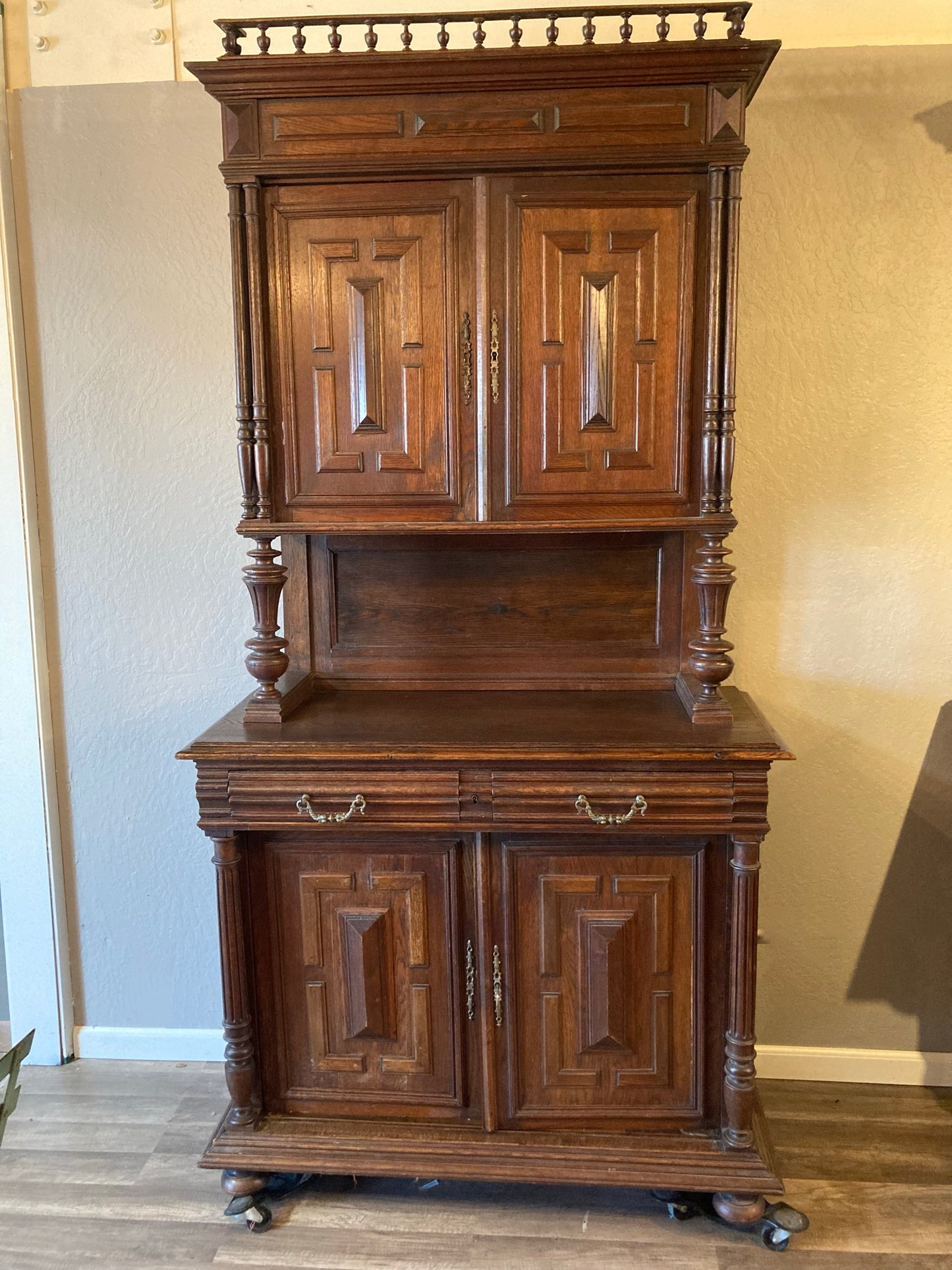 Antique French Oak Hutch with Carved Details, Early 1900s