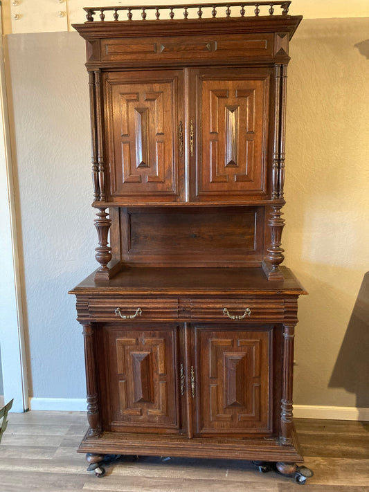 Antique French Oak Hutch with Carved Details, Early 1900s
